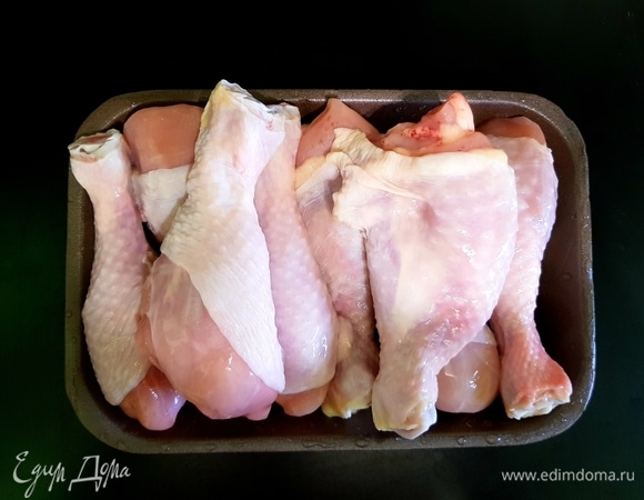 Куриную голень промыть и отварить в подсоленной воде с лавровым листом.