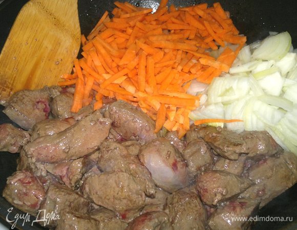 Добавить в сковороду лук и морковь.