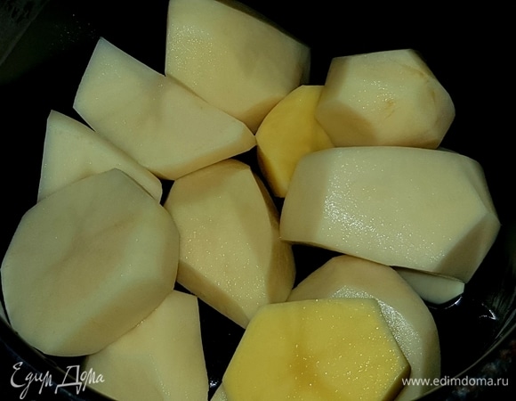 Картофель почистить и отварить в подсоленной воде. Воду слить, картофель помять и немного остудить.