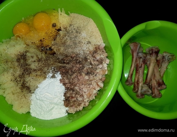 Мясо отделить от костей и мелко нарезать, добавить картофельное пюре, сыр натереть на терке. Добавить яйца, муку, панировочные сухари, соль, специи. Тщательно перемешать.