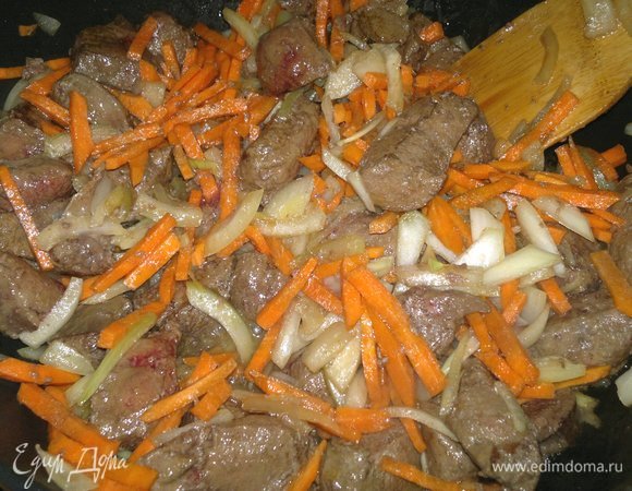 Продолжать обжаривать печень с овощами, помешивая, еще 8–10 минут.