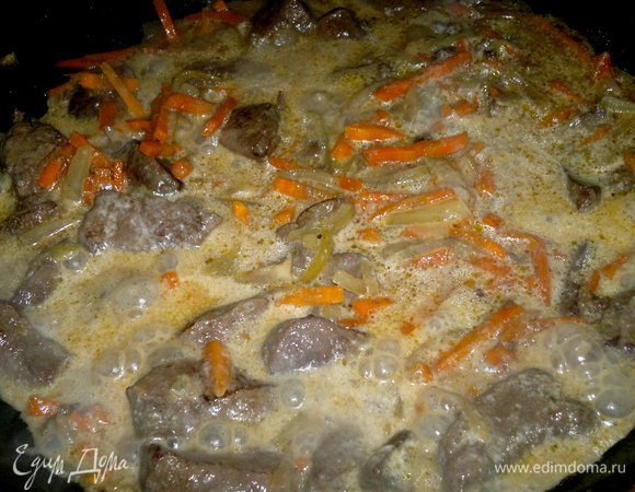 Сметану развести в воде, добавить сметанную массу в сковороду, перемешать. Накрыть сковороду крышкой и тушить на небольшом огне 15–20 минут. За 5 минут до готовности блюдо посолить и поперчить.