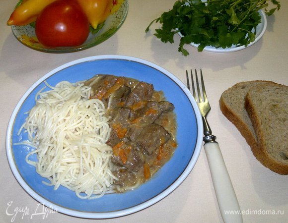 Разложить блюдо по порциям с любимым гарниром и подать к столу. Также подать свежие овощи и зелень. Угощайтесь! Приятного аппетита!