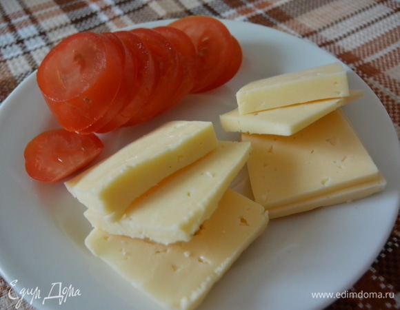 Нарезать помидоры и сыр.