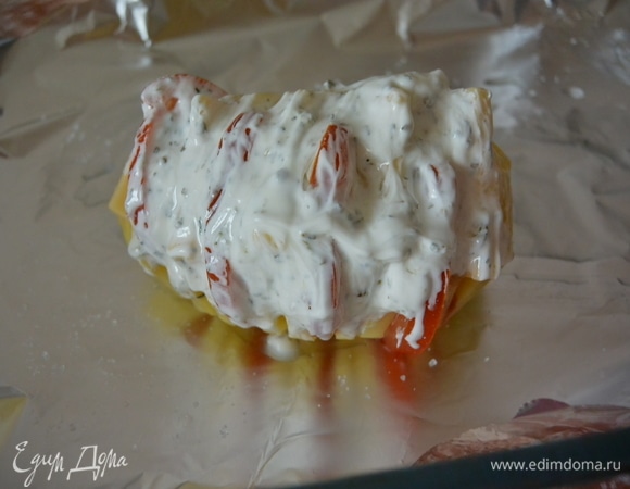 Смазать сметаной со специями и солью.