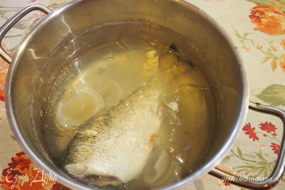 Отварите рыбу с добавлением лаврового листа и соли по вкусу.