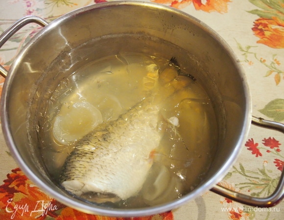 Отварите рыбу с добавлением лаврового листа и соли по вкусу.