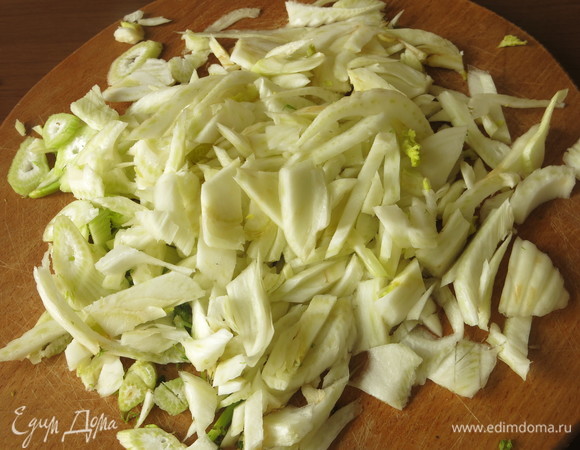 Нарезаем фенхель. Используем комбайн с насадкой, если есть.