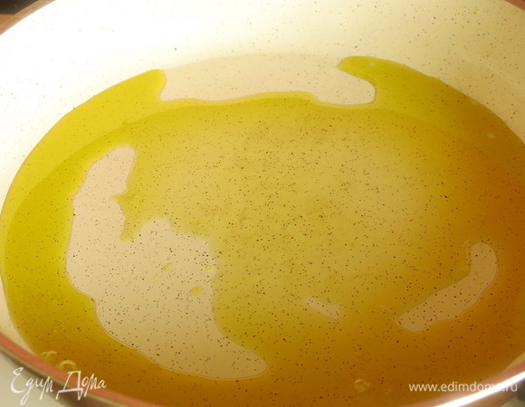 Нагреваем пару ложек масла.