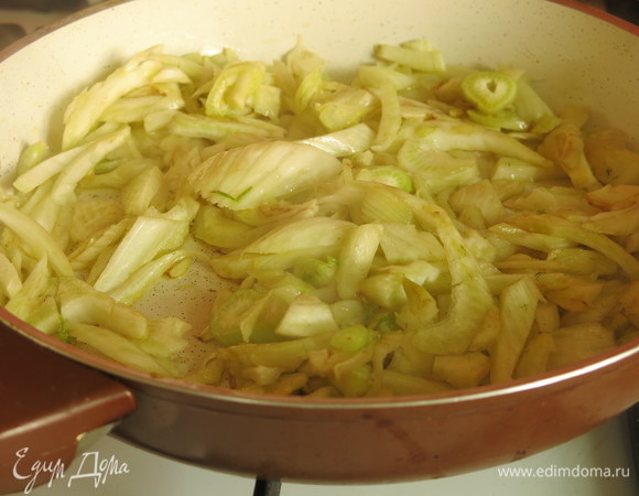 Выкладываем фенхель, тушим 5 минут.