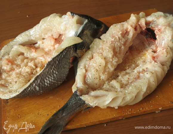 Измельчаем перец, солим и перчим рыбу, поливаем маслом, смазываем снаружи маслом.