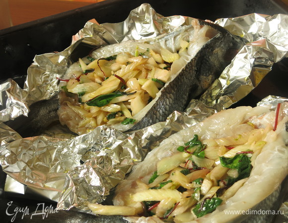 Выкладываем в карман рыбы начинку. Рыбу ставим на подставки из фольги, смазанные маслом.