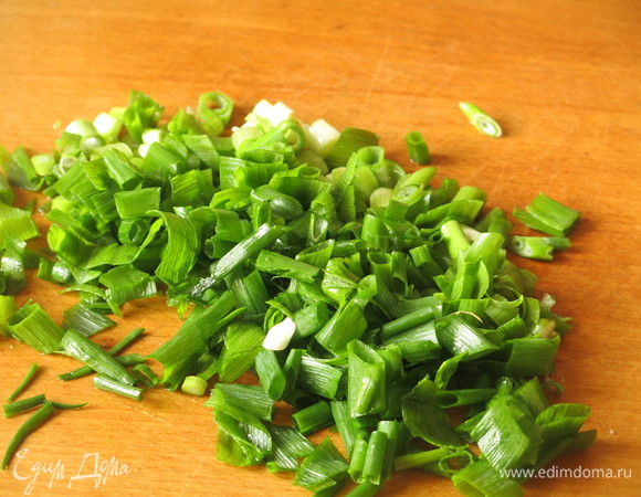 Нарезаем зеленый лук.