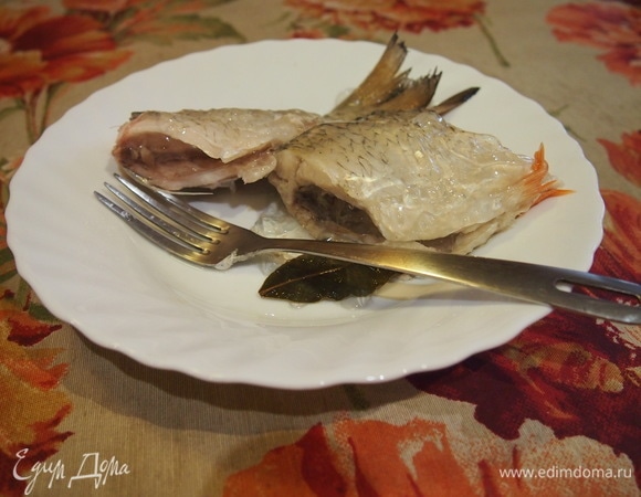 Охладите рыбу и отделите филе от костей и плавников. Разомните ее на кусочки.