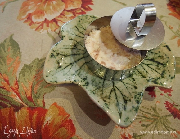 Уложите филе в кольцо для формования салатов и утрамбуйте.