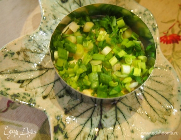 Смажьте филе рыбы домашним майонезом и сверху выложите нашинкованный зеленый лук.