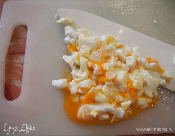 Отварите яйцо всмятку и порубите его мелко. С яйцом всмятку получается вкуснее! Выложите яйцо в форму и смажьте майонезом.