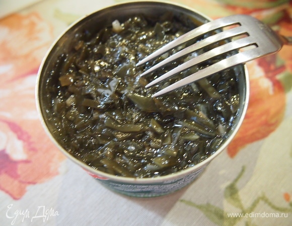 Следующим слоем выложите морскую капусту. И ее тоже смажьте тонким слоем майонеза.