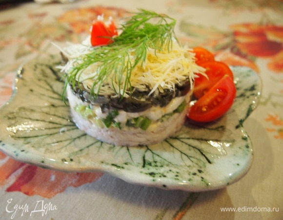 Сверху насыпьте мелко нарезанный сыр, украсьте веточкой укропа и помидорчиками. Получается очень вкусно, полезно и нежно!