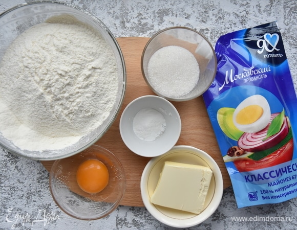 Подготовить необходимые продукты. Муку смешать с разрыхлителем и содой, просеять через мелкое сито.