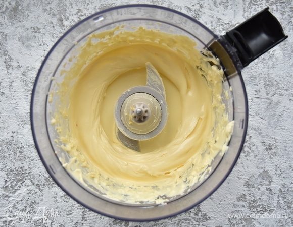 Мягкое сливочное масло взбить с майонезом ТМ «Московский Провансаль» до однородного состояния.