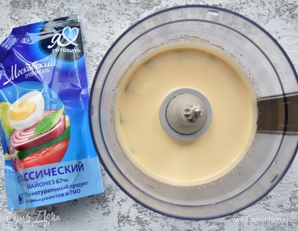 Отдельно взбить яйцо с сахаром и щепоткой соли.