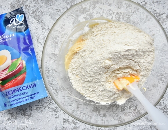 В жидкую составляющую теста добавить муку с разрыхлителем и содой.