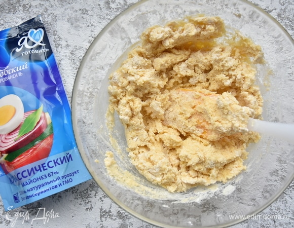 Замесить мягкое тесто. Переложить его на рабочую поверхность и собрать в шар.