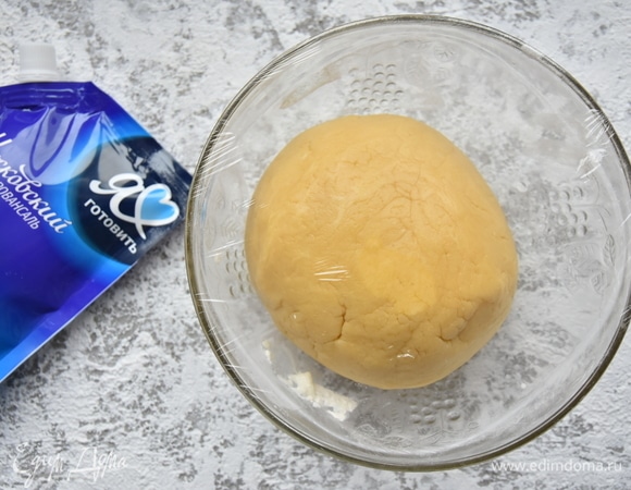 Обернуть тесто пищевой пленкой и поставить в холодильник на 1 час.