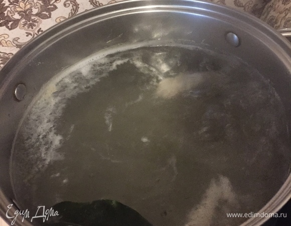 Говядину промыть, залить 3 литрами холодной воды, довести до кипения, снять накипь и варить 1,5 часа до готовности мяса.