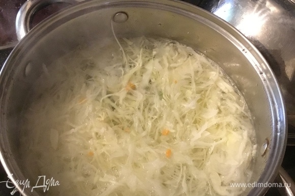 Достать мясо из бульона. Бульон прокипятить, в кипящий бульон выложить нашинкованную капусту и нарезанный картофель. Варить до полуготовности.