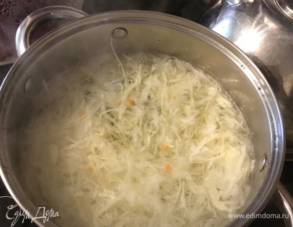 Достать мясо из бульона. Бульон прокипятить, в кипящий бульон выложить нашинкованную капусту и нарезанный картофель. Варить до полуготовности.