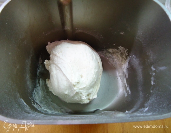 Для приготовления основного теста в ведерке хлебопечки смешать опару, воду, солод и муку. Через 2–3 минуты от начала замеса добавить соль. Замес в течение 15 минут до гладкости теста.