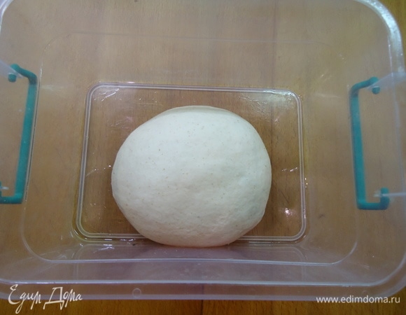 Готовое тесто переложить в емкость. Брожение при 28°C в течение 3 часов. Тесто растянуть-сложить на 60 и 120 минуте. В конце тесто выложить на стол, разделить на 2 равные части (320 г).