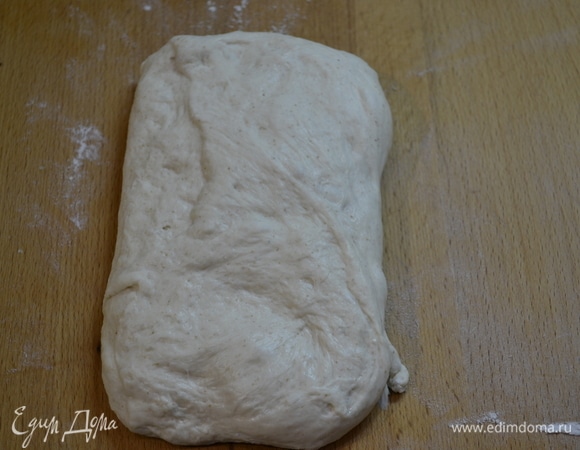 Каждую часть вытянуть в небольшой прямоугольный пласт.