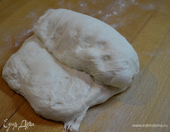 Затем окончательно сформировать. Для этого край теста с одной стороны подтянуть к средине. Край пробить.
