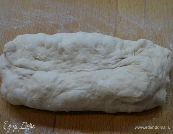 Тесто перевернуть и подтянуть другой край к средине. Сформировать окончательно, запечатав шов.