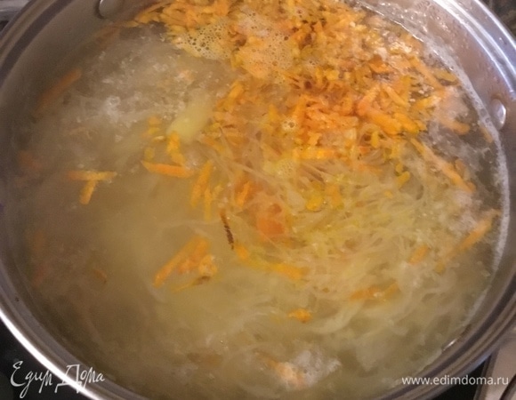 Положить туда же нарезанный лук и натертую морковь. При правильном питании зажарку не делать.