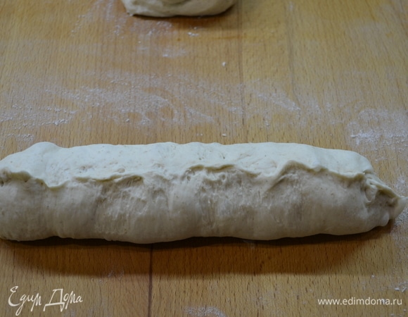 Начиная от средины, прокатывая руками, заготовку сформировать в багет.