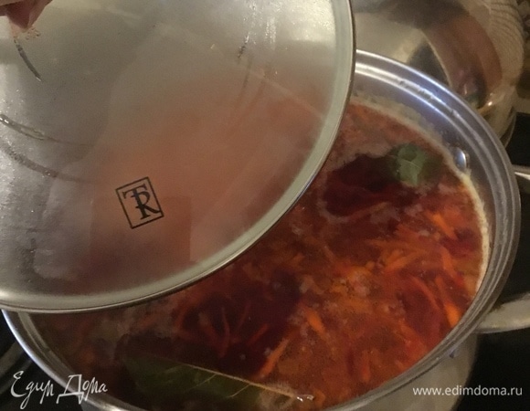 Свеклу натереть, потушить в сковороде с малым количеством подсолнечного масла, добавить уксус. Закрыть крышкой и тушить до готовности, пока варятся овощи. Мясо снять с костей и нарезать небольшими кусочками. Выложить к готовым овощам. Перемешать, досолить. Добавить лавовый лист, довести до кипения, выключить и дать настояться.