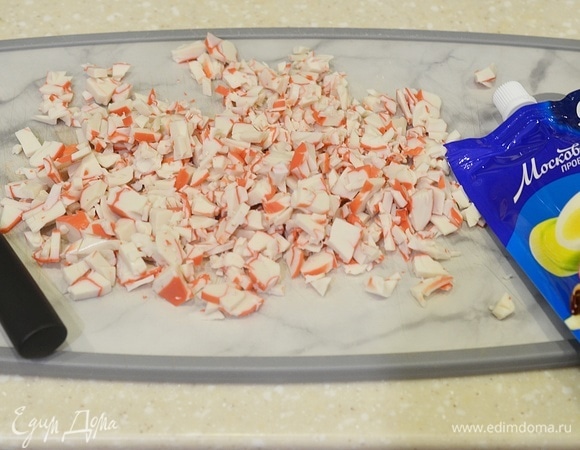 Крабовые палочки мелко нарежьте.