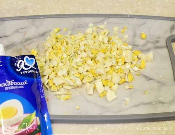 Яйца отварите вкрутую, почистите и мелко нарежьте.