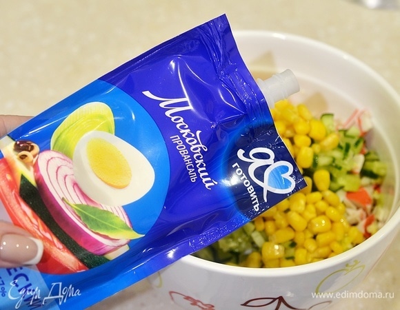 Добавьте майонез (2 ст. л.). В наше время так сложно найти майонез, которым можно было бы заменить майонезом домашнего приготовления. Но я нашла для себя такой. Это майонез ТМ «Московский провансаль» — он сделан из натуральных ингредиентов, не содержит ГМО и обладает высокими вкусовыми качествами.