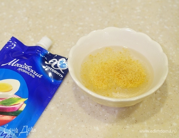 Бульон нагрейте, распустите в нем желатин.