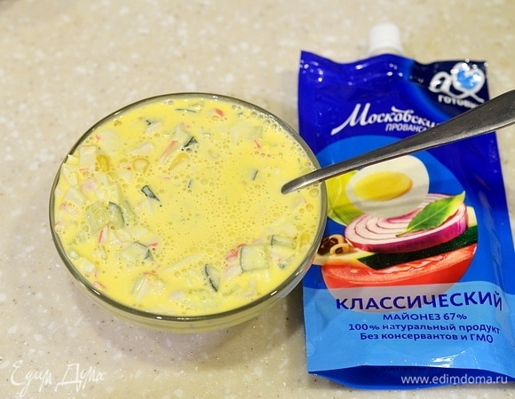 Влейте полученную массу в салат и перемешайте.