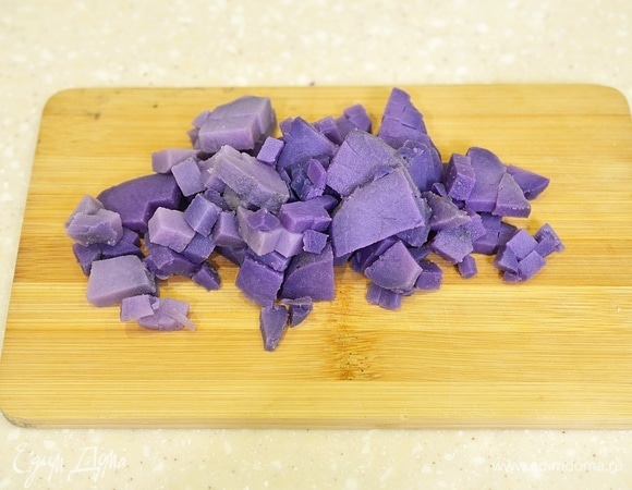 Картофель почистите и нарежьте помельче. Я использую сорт фиолетового картофеля — он очень эффектно смотрится в салатах.