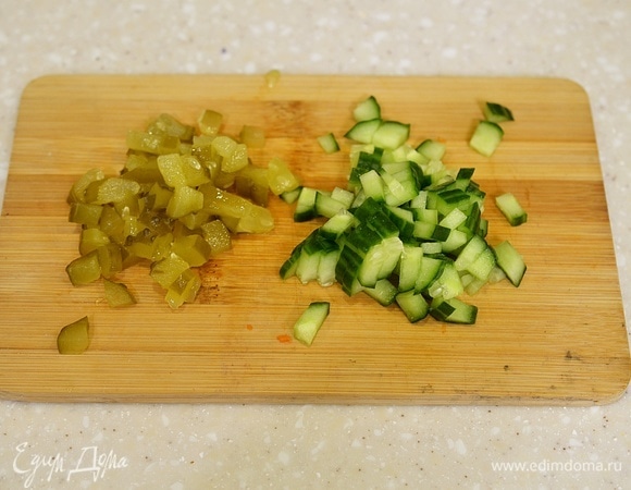 Огурцы так же нарежьте помельче.