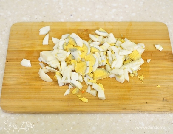 Яйца отварите вкрутую, почистите и мелко нарежьте.