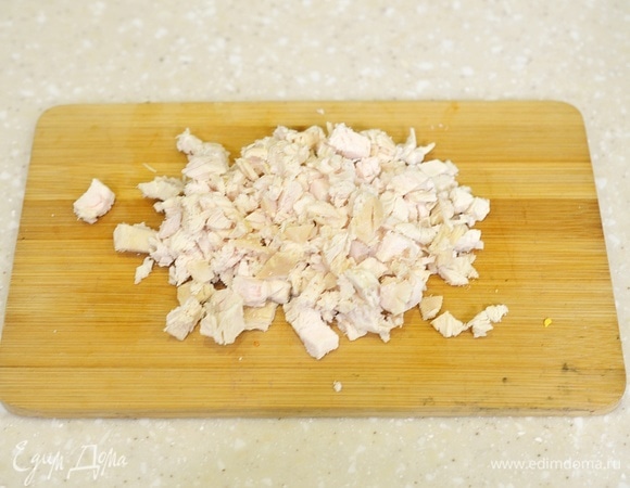 Куриное филе отварите, охладите и мелко нарежьте.