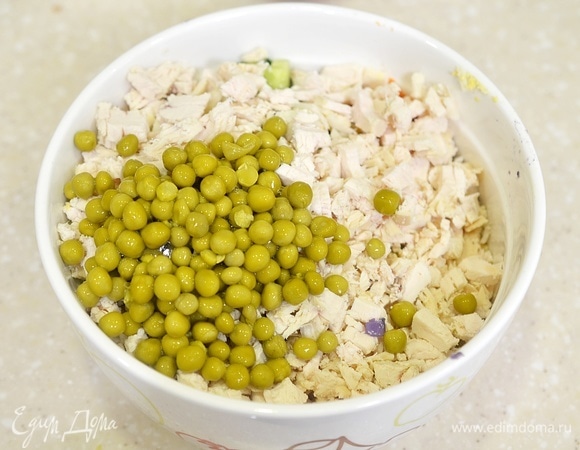 Все перемешайте. С горошка слейте жидкость и добавьте в салат.